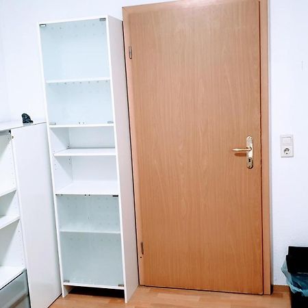 Budget Rooms In Halle With Shared Bathroom, Free Wifi, Netflix & Ipad Eksteriør bilde