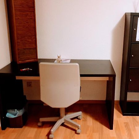 Budget Rooms In Halle With Shared Bathroom, Free Wifi, Netflix & Ipad Eksteriør bilde