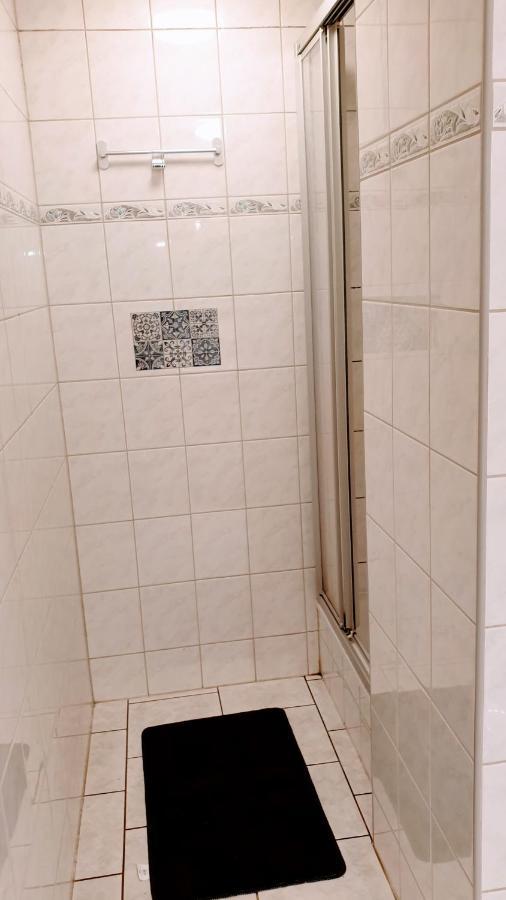 Budget Rooms In Halle With Shared Bathroom, Free Wifi, Netflix & Ipad Eksteriør bilde