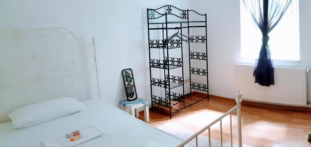 Budget Rooms In Halle With Shared Bathroom, Free Wifi, Netflix & Ipad Eksteriør bilde