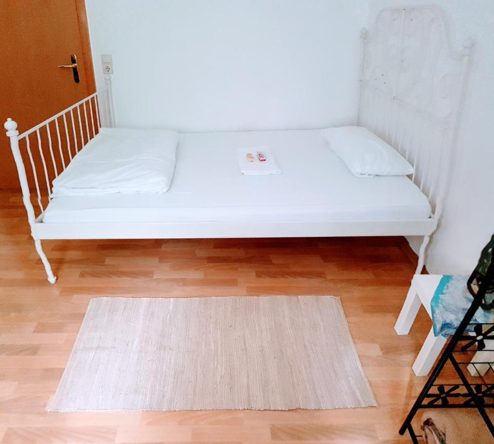 Budget Rooms In Halle With Shared Bathroom, Free Wifi, Netflix & Ipad Eksteriør bilde