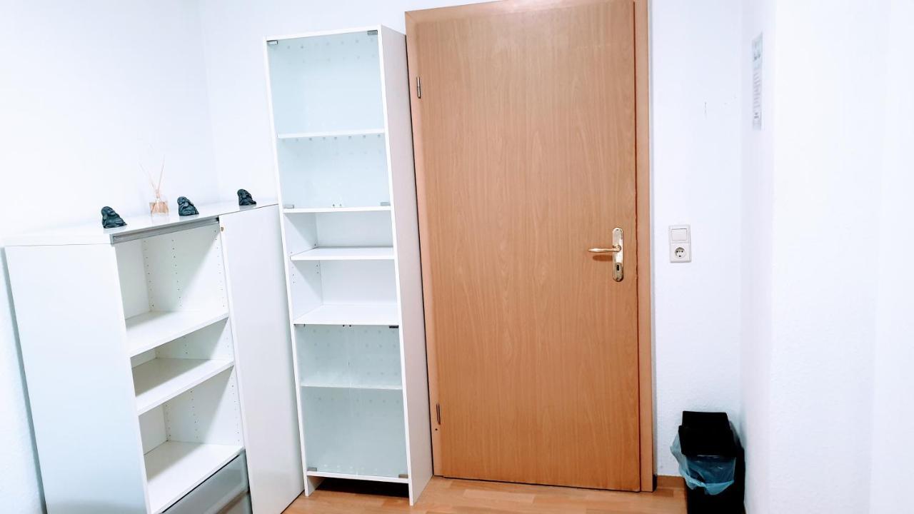 Budget Rooms In Halle With Shared Bathroom, Free Wifi, Netflix & Ipad Eksteriør bilde