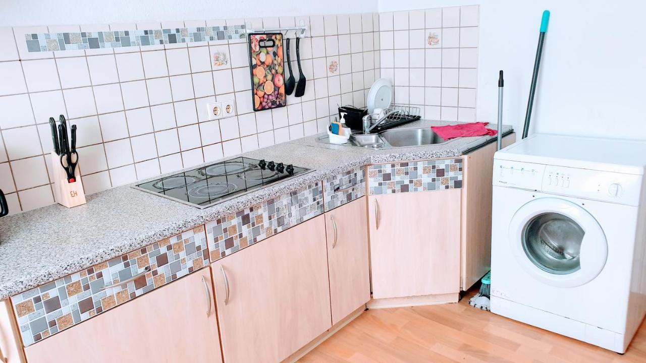Budget Rooms In Halle With Shared Bathroom, Free Wifi, Netflix & Ipad Eksteriør bilde