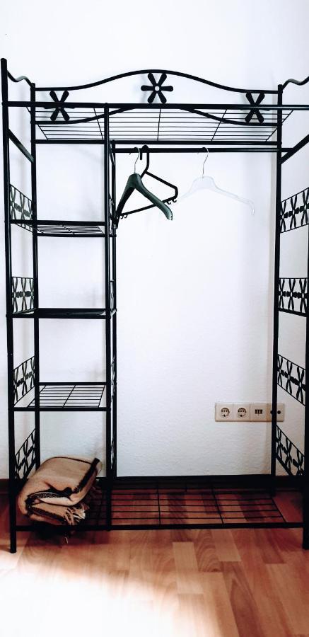 Budget Rooms In Halle With Shared Bathroom, Free Wifi, Netflix & Ipad Eksteriør bilde