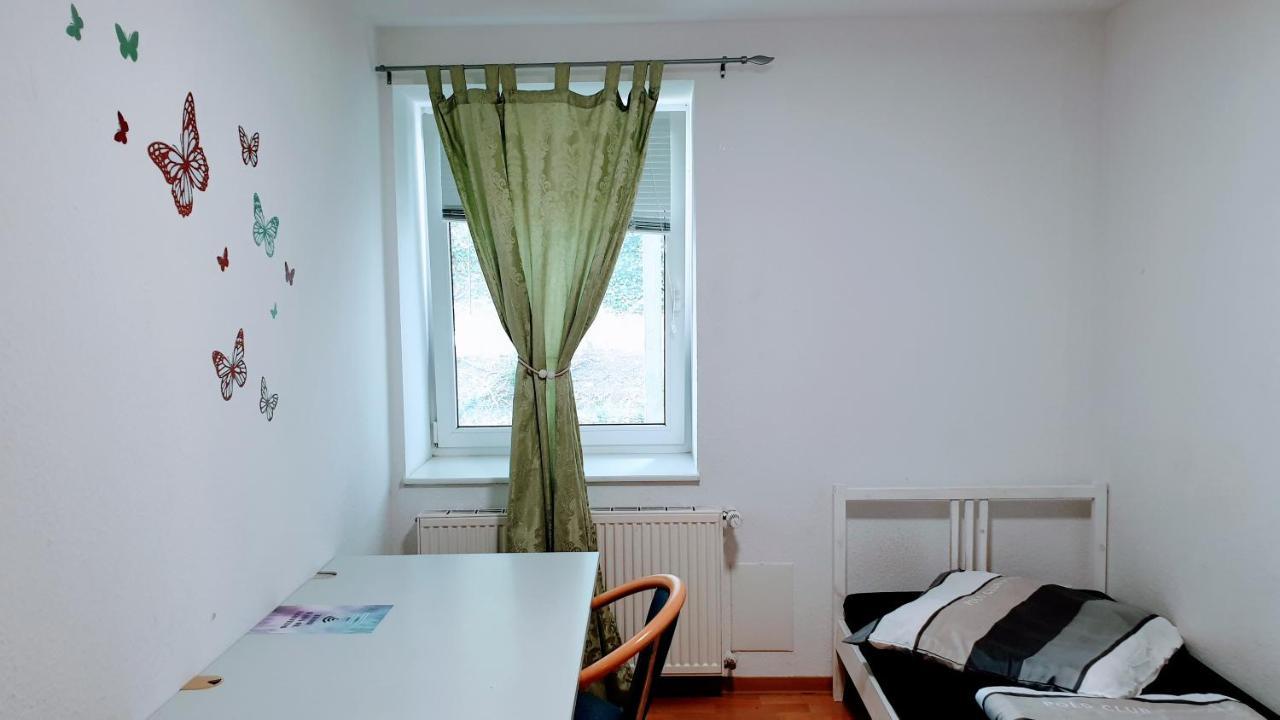 Budget Rooms In Halle With Shared Bathroom, Free Wifi, Netflix & Ipad Eksteriør bilde