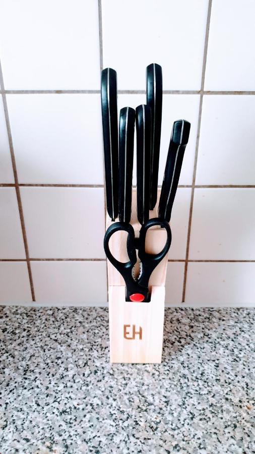 Budget Rooms In Halle With Shared Bathroom, Free Wifi, Netflix & Ipad Eksteriør bilde