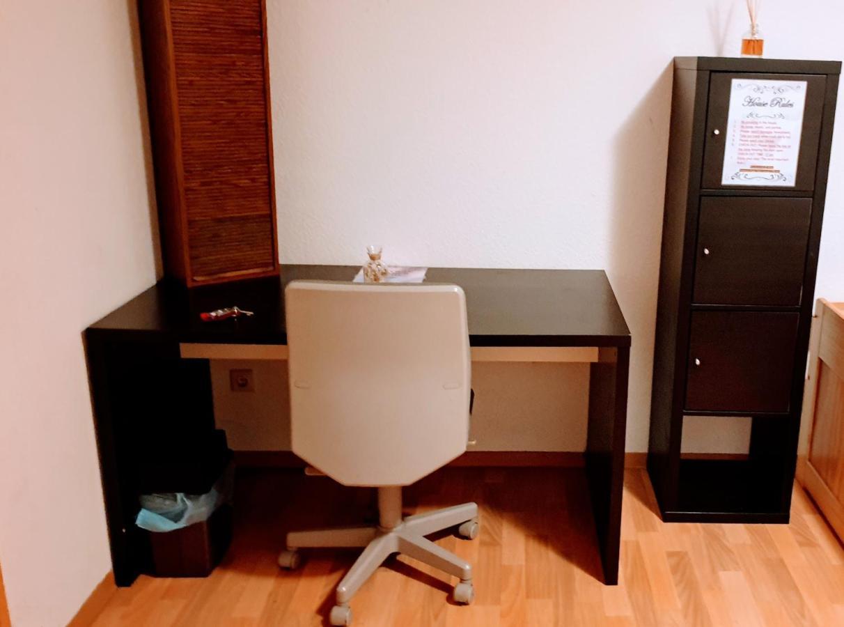 Budget Rooms In Halle With Shared Bathroom, Free Wifi, Netflix & Ipad Eksteriør bilde